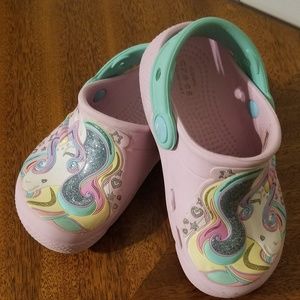 crocs pony